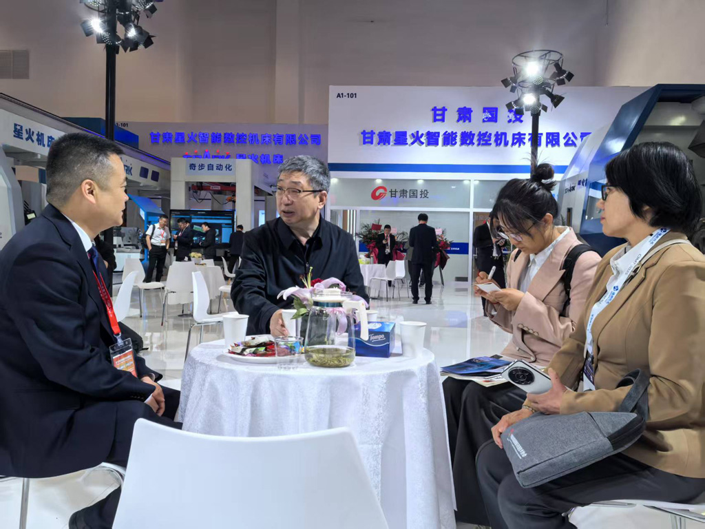 展會第五日 多位領導專家到星火數控展臺參觀交流